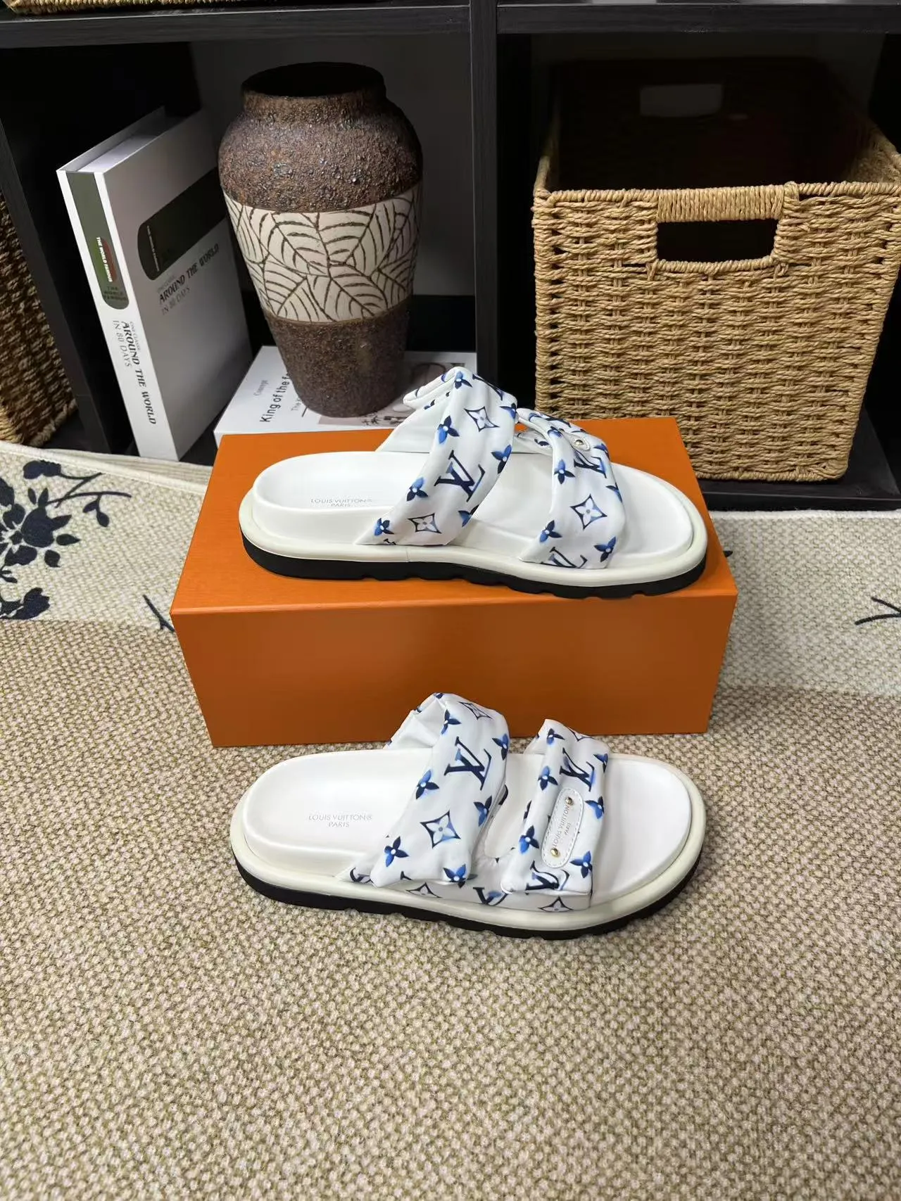 P340 yuan LV Louis Vuitton Full of high-end feel! A popular model among bloggers at home and abroad, it’s retro and fashionable, and looks stunning on your feet! Mainly recommended model on the official website★ ━━━━━ ЅᏇєєt ━━━━━ ▪️Upper: original calfskin ➕5D printing process ▪️Inner: imported mixed sheepskin ▪️Outsole: original molded foam outsole ▪️Size: Female 35-40 Men's 39-44 (women's 41 men's 45)